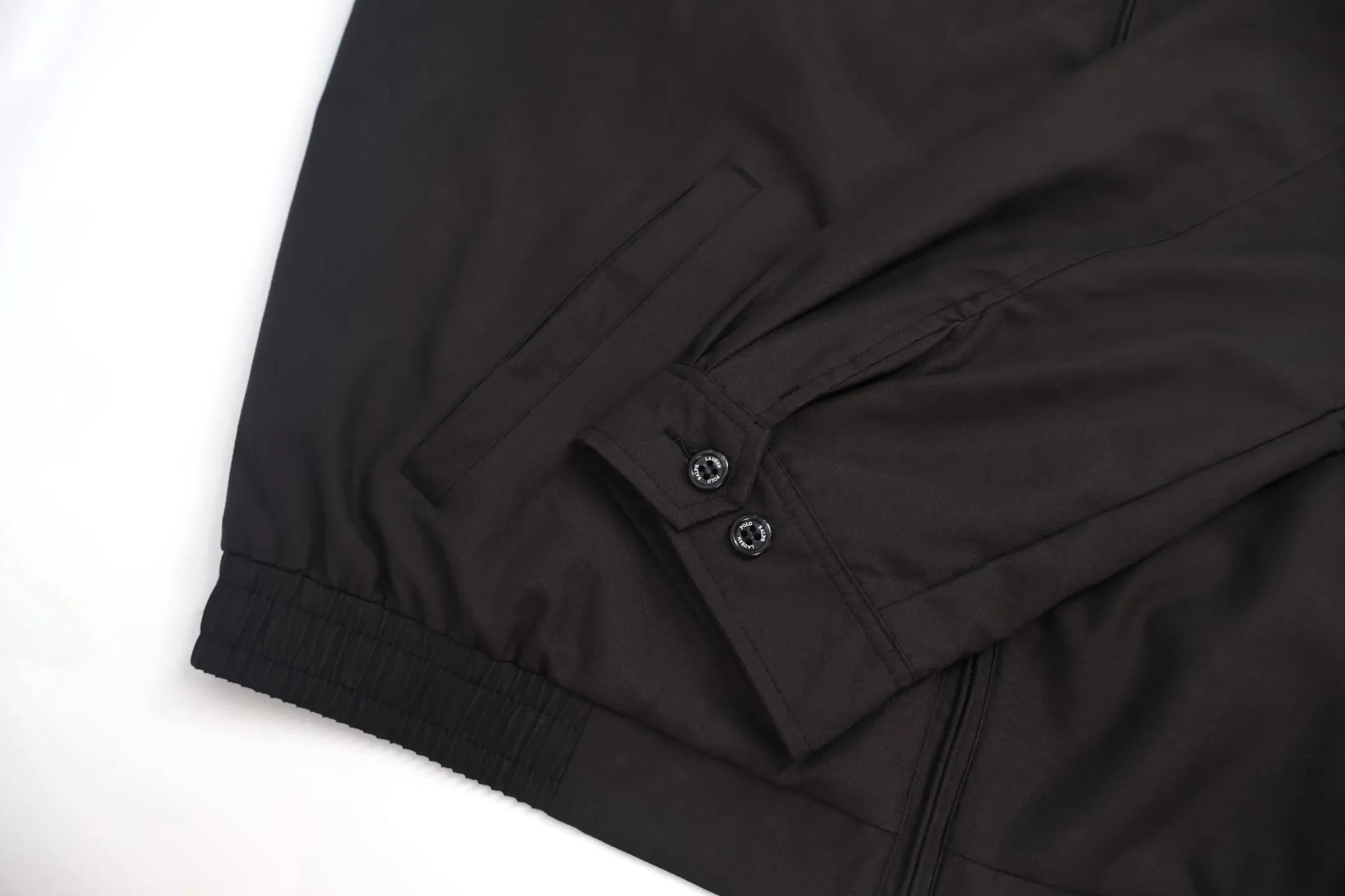 P590 [Exclusive supply] Ralph Lauren embroidered zipper jacket (black), custom-made cotton fine twill elegant fabric, soft and silky, comfortable and close to the skin, with khaki as the base color, soft and unobtrusive. Adopt imported machine embroidery technology, use advanced computer control system and precision mechanical components to achieve the iconic pony embroidery operation with high precision and smooth and delicate lines. Template machine bag opening The preset template guides the position, shape and size of the bag opening. The accuracy ensures the quality of the bag opening effect. The infrared positioning cutting machine uses an infrared transmitter and an infrared receiver to achieve precise positioning of materials. The accuracy can reach the micron level, thereby meeting the effect of high-precision cutting of plaid alignment. The fabrics have been carefully washed and have a better feel and texture. They are not easy to deform, shrink or fade, and maintain long-term beauty. Accessories customized 1:1 Ralph Lauren horn buckle. Size:S-M-L-XL